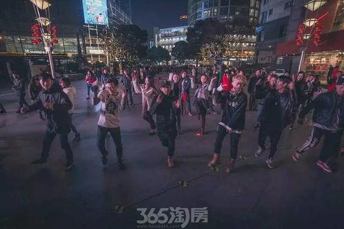 浪漫快闪吃瓜视频,甜蜜吃瓜，一场别开生面的街头盛宴